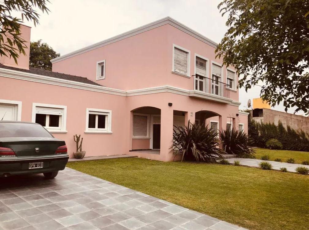 Casa en venta - 4 dormitorios 3 baños - 1.300mts2 - Necochea