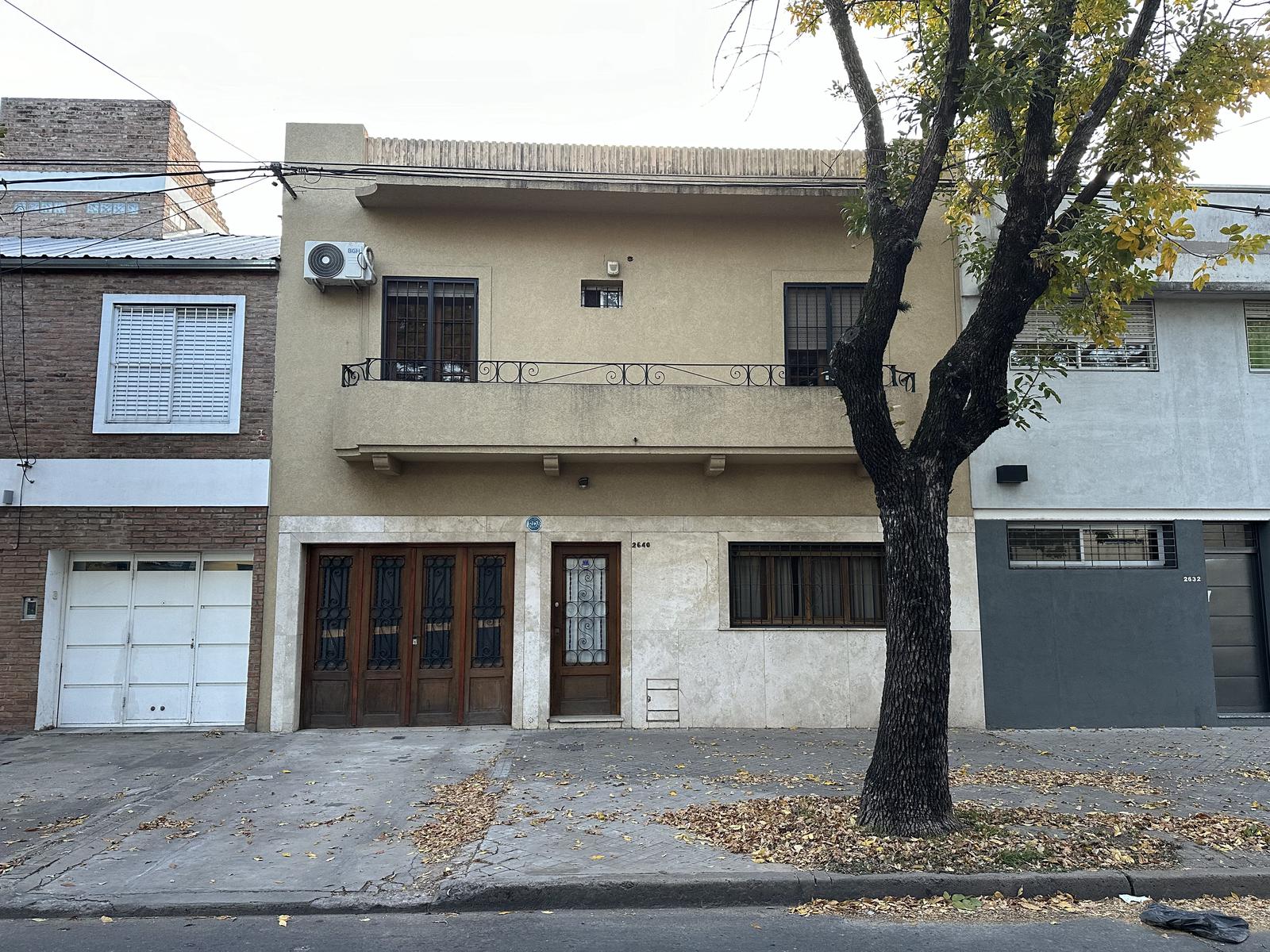 Amplia casa de 3 dormitorios, patio y terraza, ubicada Italia al 2600