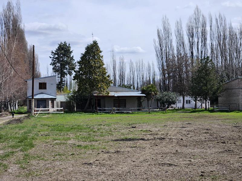 Chacra Quinta Casa de 3 dormitorios, con pileta y salón/quincho.