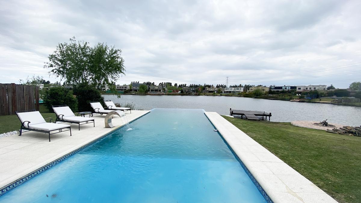 Casa en venta a la laguna en San Benito - Villanueva.