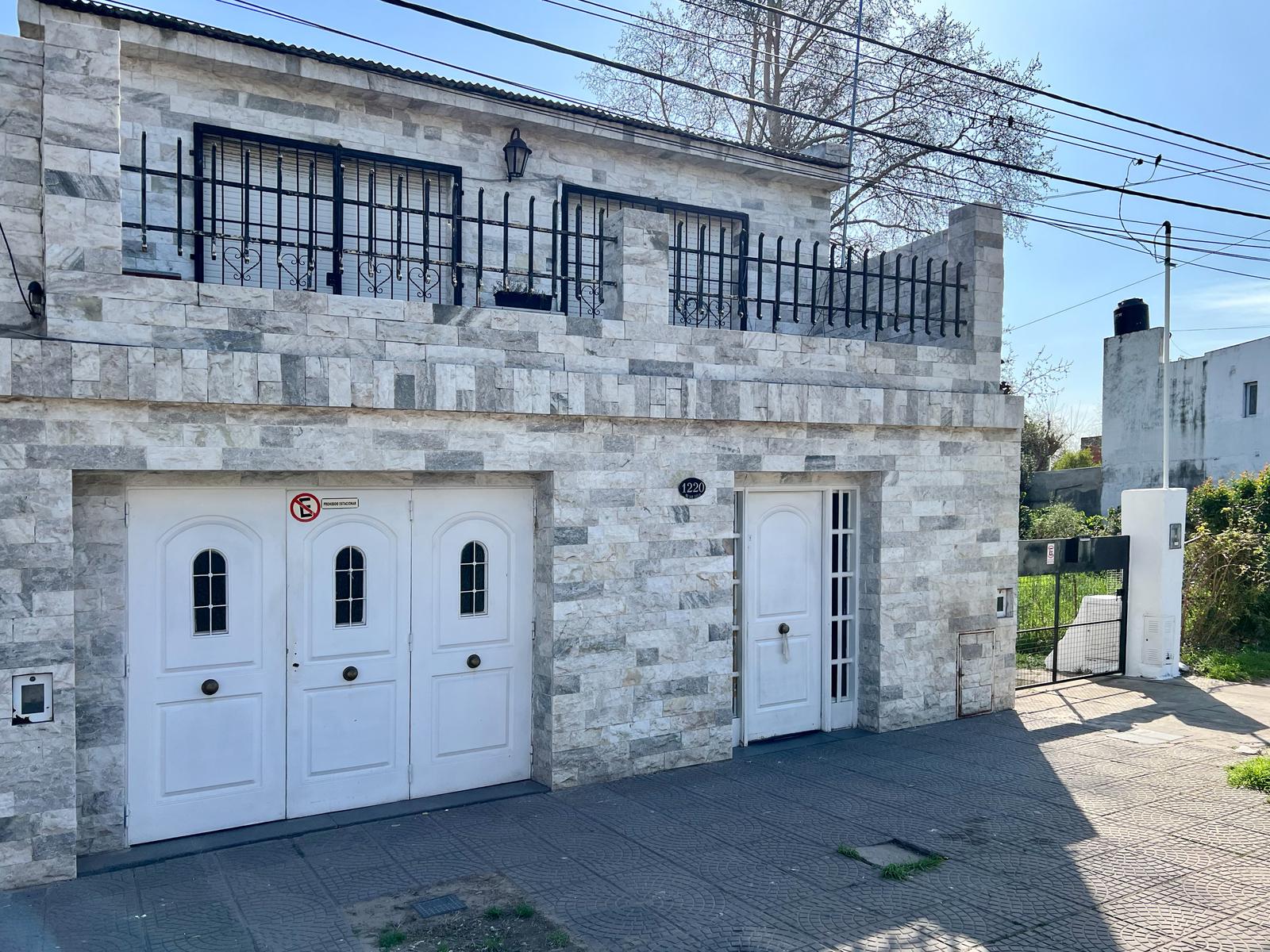 EN VENTA - CASA CUATRO DORMITORIOS CON COCHERA, PATIO Y PARRILLERO - VILLA GOBERNADOR GALVEZ