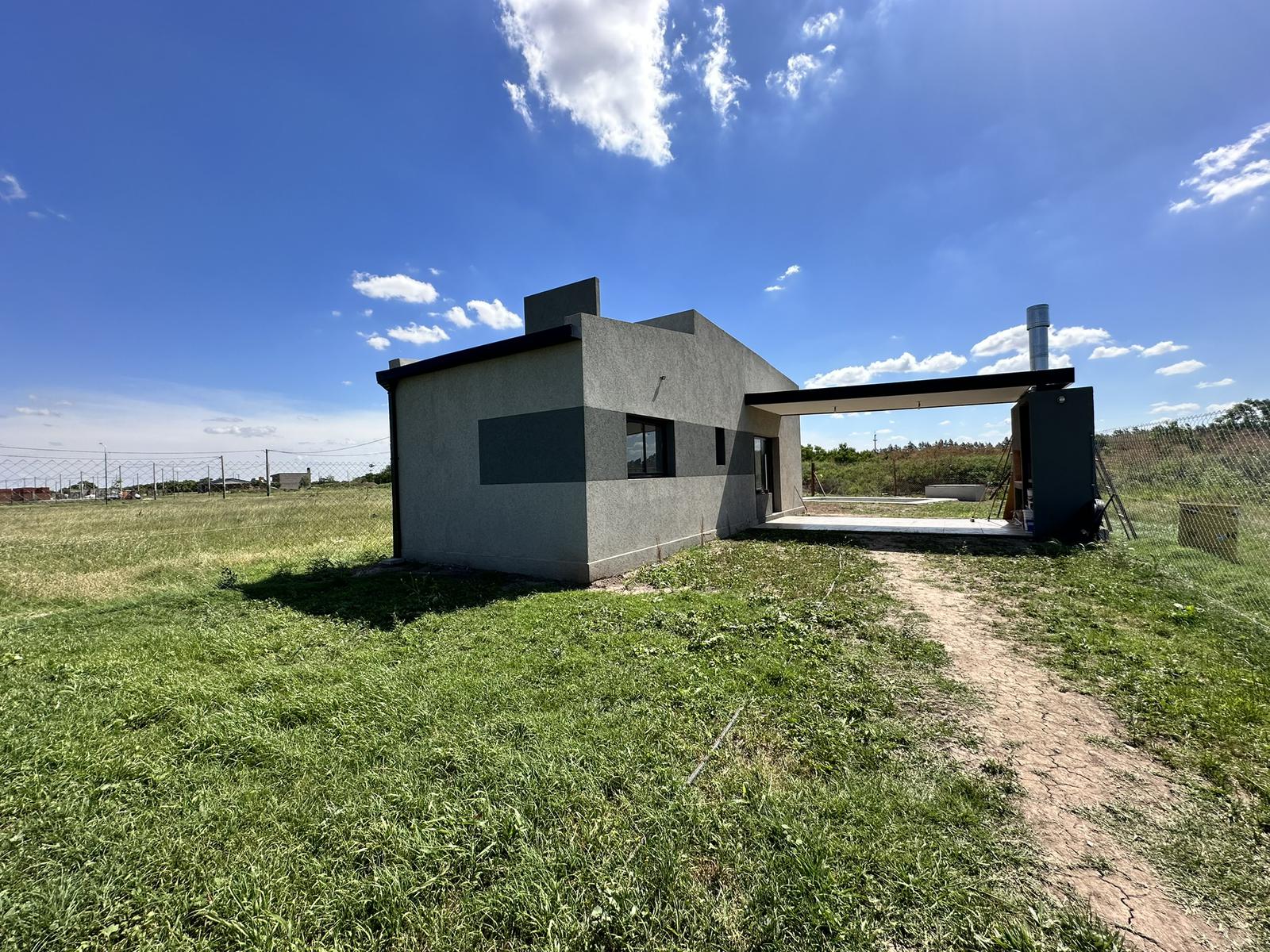 Casa de un dormitorio + pileta a estrenar en Barrio abierto La Toscana – Piñero