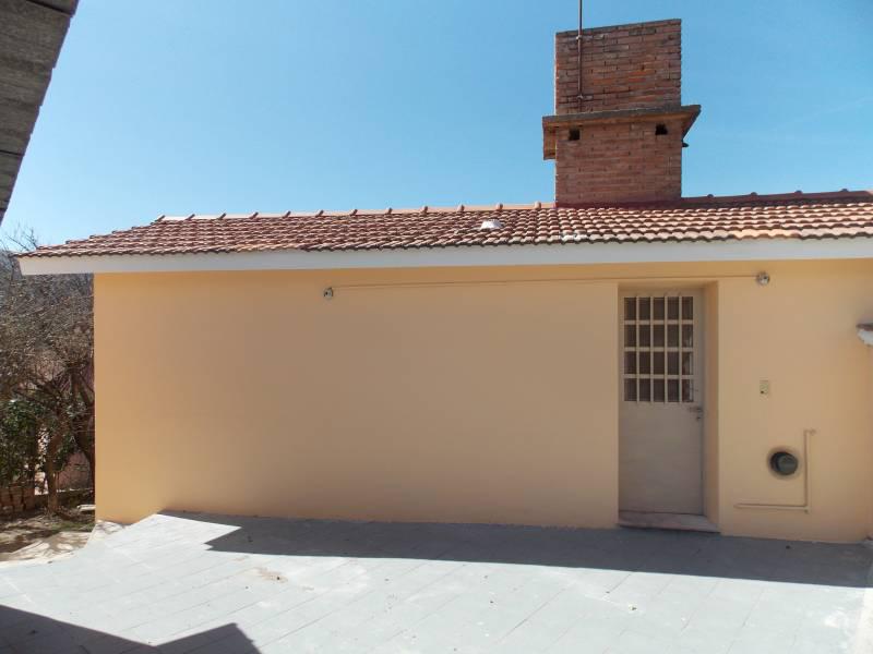 Chalet en Venta con muy buena ubicaciòn residencial y vista panòràmica en la ciudad de La Falda que consta de: liv-com.-cocina, un dormitorios, baño, lavadero, garage, asador.