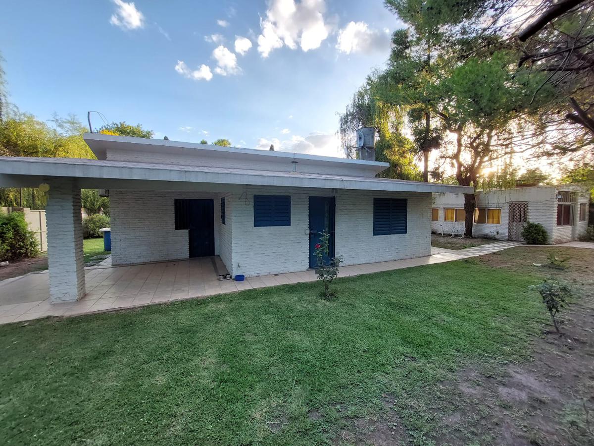 Casa de dos dormitorios en Funes con cochera, jardín y pileta - Saladillo