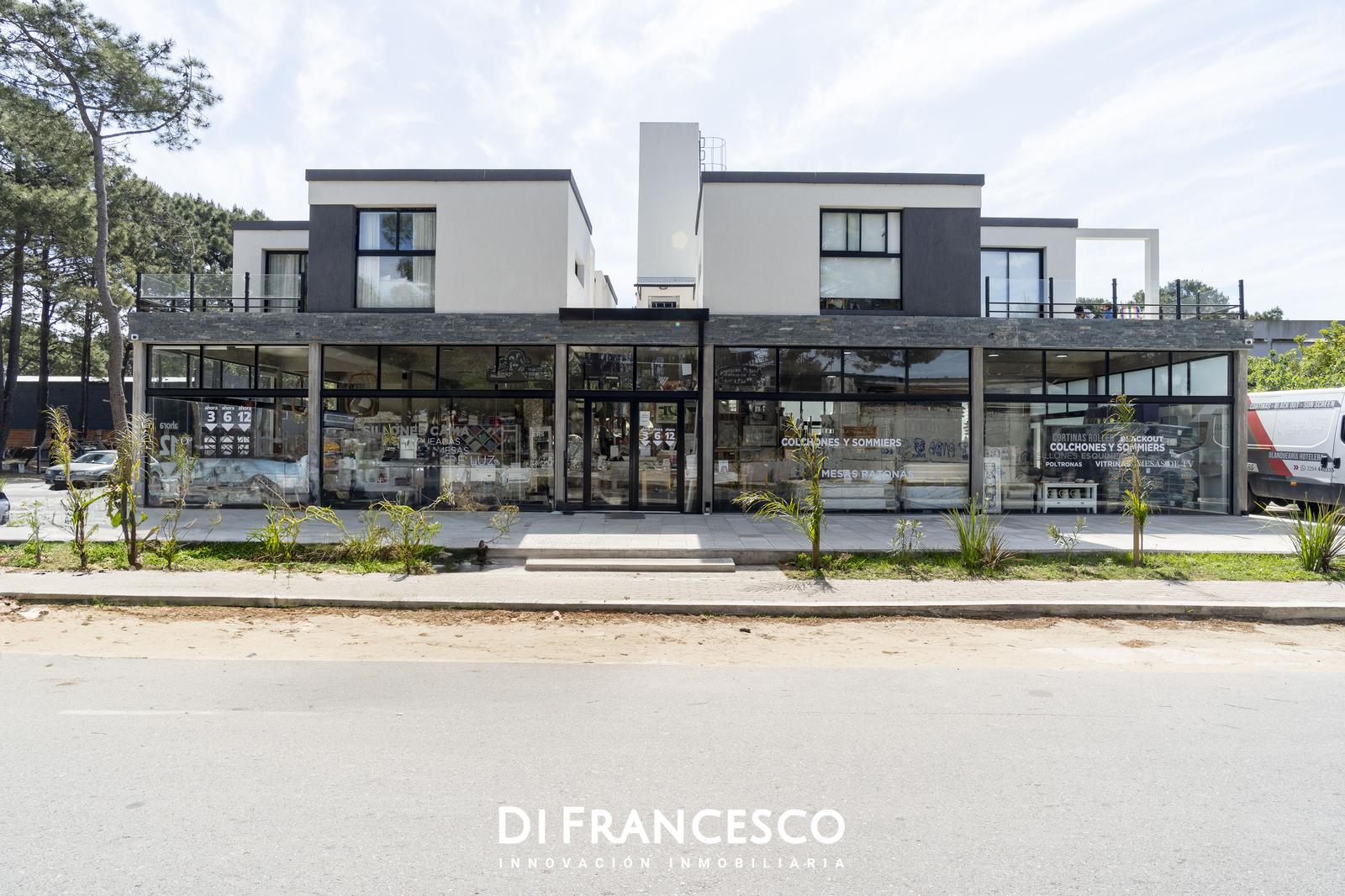 Venta - Local comercial en Pinamar - Centro Doble Frente