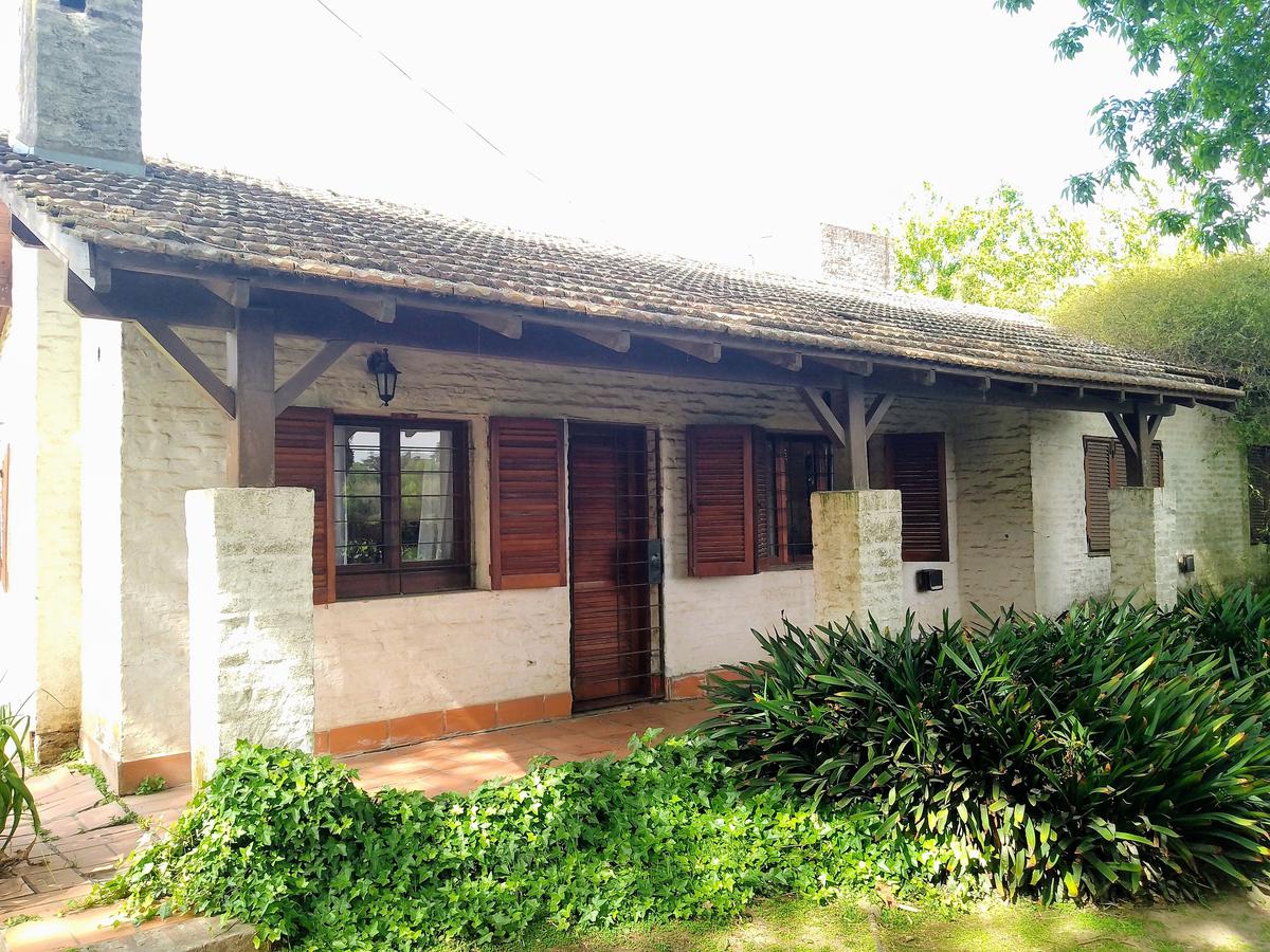 Casa de una planta frente al club CUBA con amplio jardín y pileta.