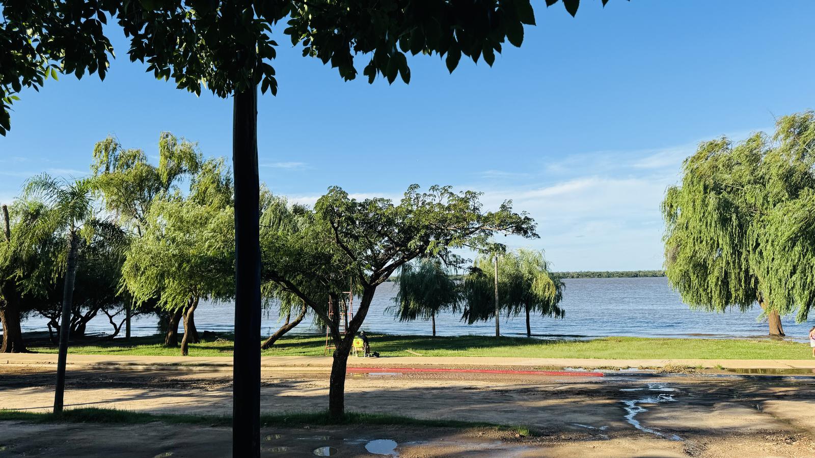 2 Departamentos y Local comercial Frente a Playa Colón