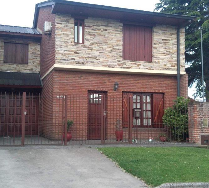 Chalet 4 amb 150m2 cub. Parque y quincho. Los Pinares.