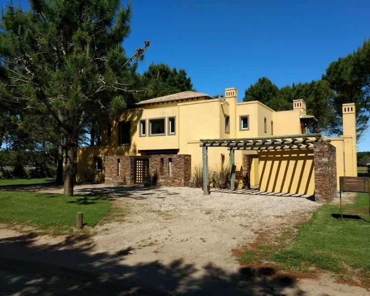 Venta - Casa de 5 ambientes con EXCELENTE UBICACION en LA HERRADURA - Pinamar