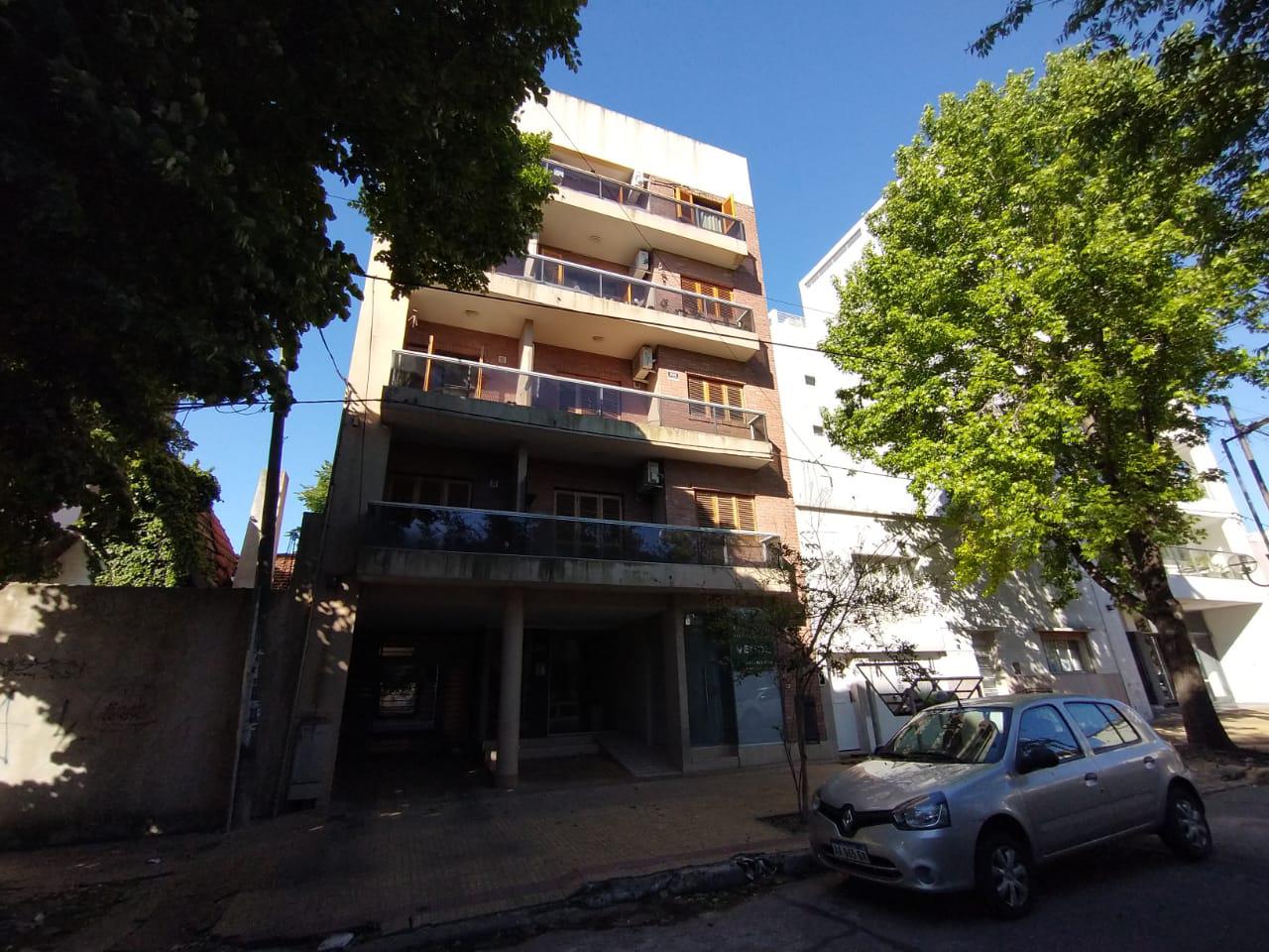 Local en venta en La Plata calle 4 e/ 37 y 38 - Dacal Bienes Raices