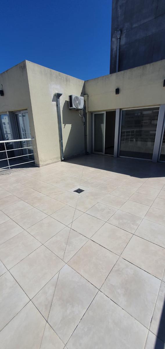 VENDO GRAN OFICINA EN ZONA MACROCENTRO - EDIFICIO DE CATEGORIA CON SUM Y TERRAZA