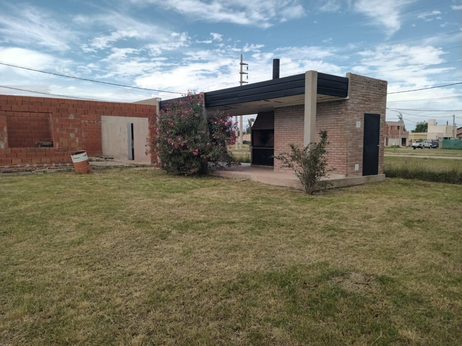 Casa en construcción con quincho terminado en barrio El Molino, Roldan.