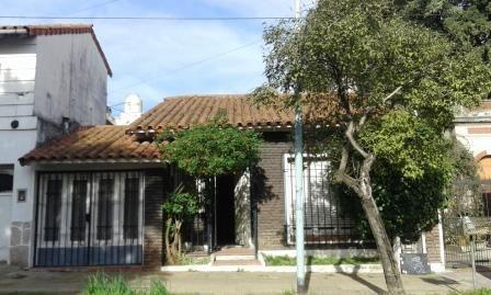 CASA  3 AMBIENTES CON COCHERA Y TERRAZA - MORON U$S 79.000