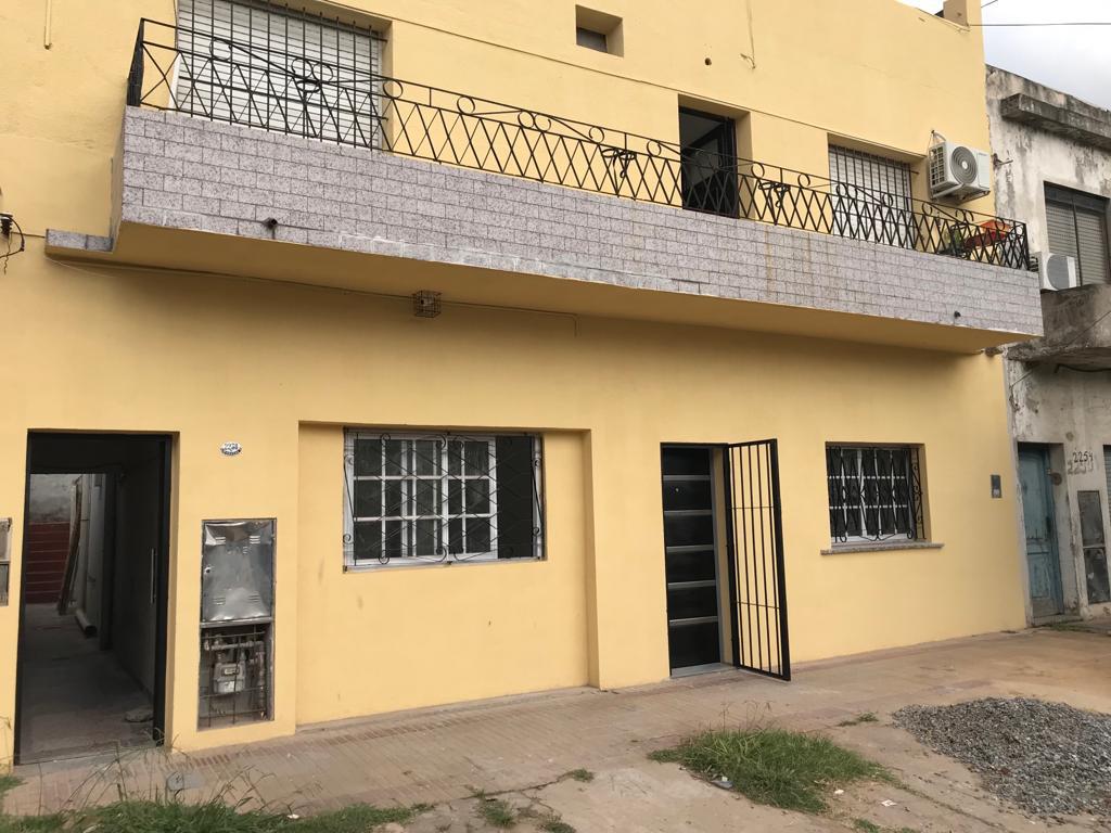 Venta PH en Lanús Este Tipo Casa de 2 y 3 ambientes con Patio Totalmente Reciclados