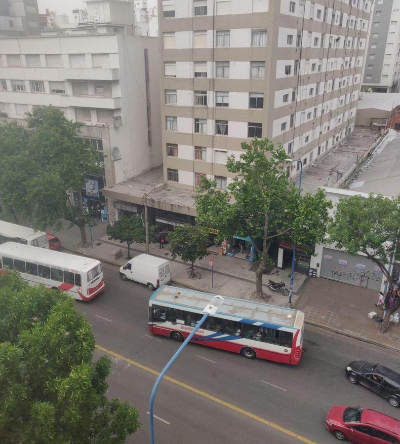 Excelente oficina a la calle sobre Av. Luro