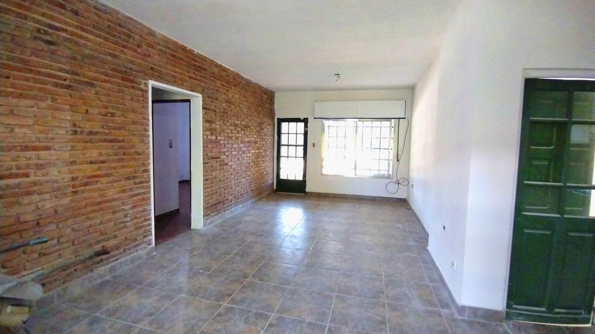 Venta/Permuta Casa Dos Dormitorios Con Jardin y Terraza. Fisherton, Rosario