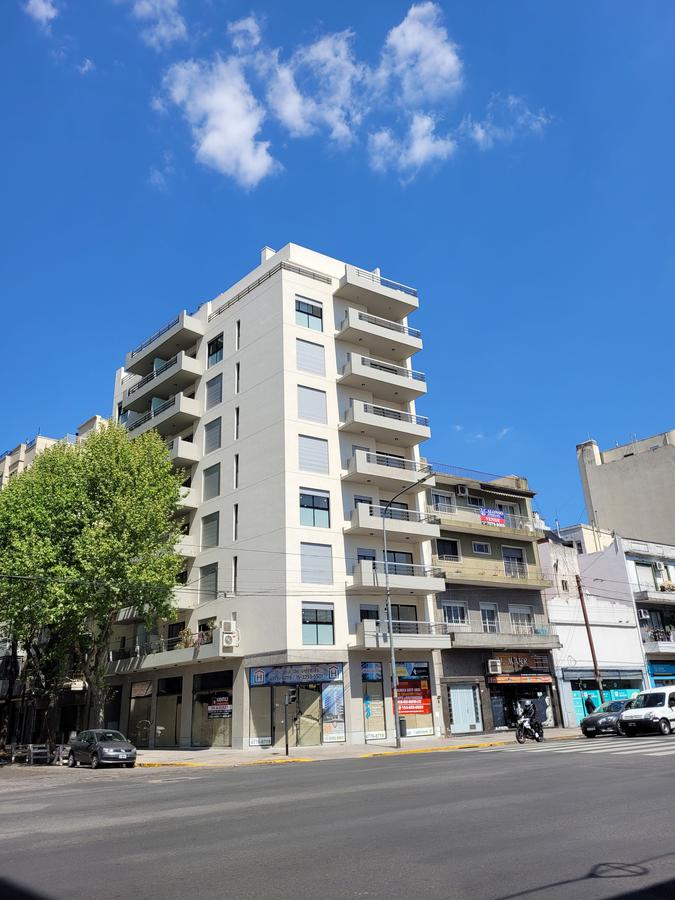 Local comercial a estrenar,  114,5 m2 total, esq M. Leguizamón y Av. Rivadavia, Liniers