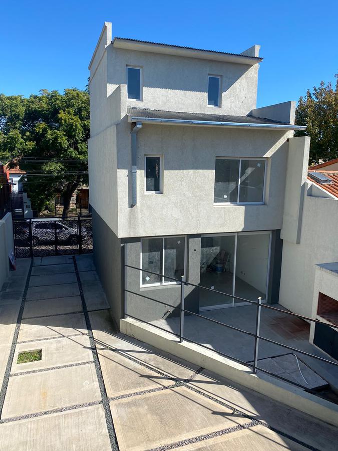 HERMOSO DUPLEX EN VENTA A ESTRENAR - ZONA OLIVOS.