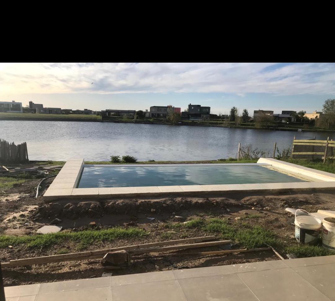 Casa a estrenar a la laguna área 1 - San Sebastián - todo en una planta con piscina