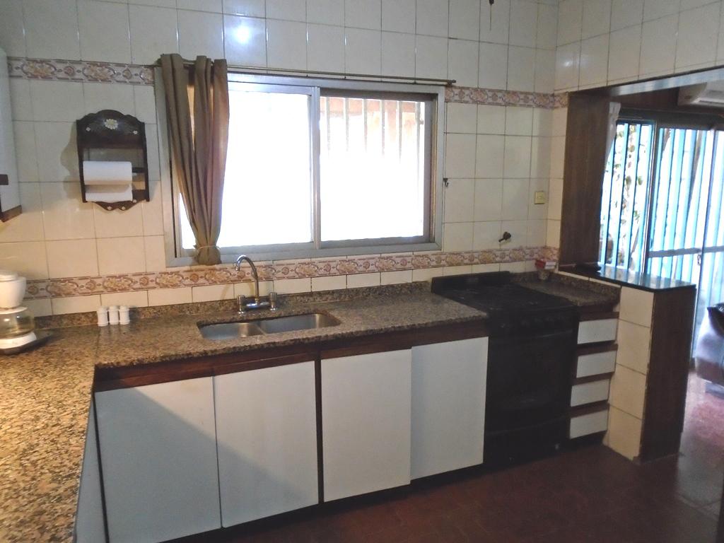 VENTA CASA DE 5 AMBIENTES EN VILLA ADELINA