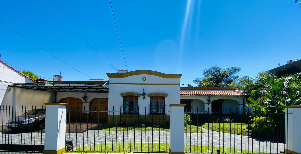 Amplia casa estilo colonial en venta con parque y piscina en Castelar Norte