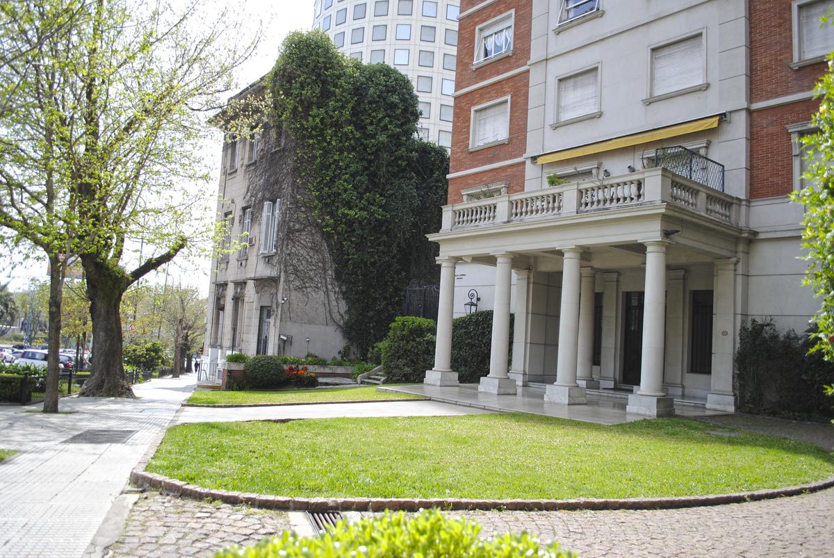 Espléndido edificio, ÚNICO, racionalista con excelente vista abierta, 2 coch