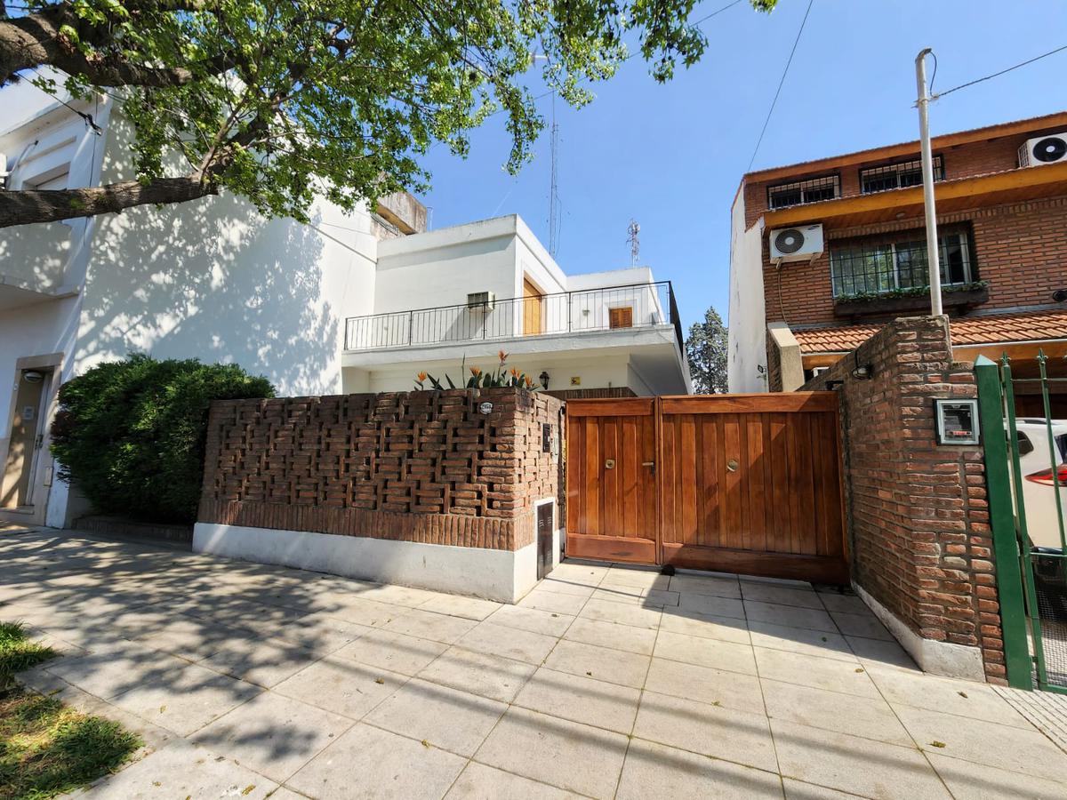 CASA DE 5 AMBIENTES EN VENTA CON FONDO/JARDIN, PILETA Y TERRAZA. OLIVOS