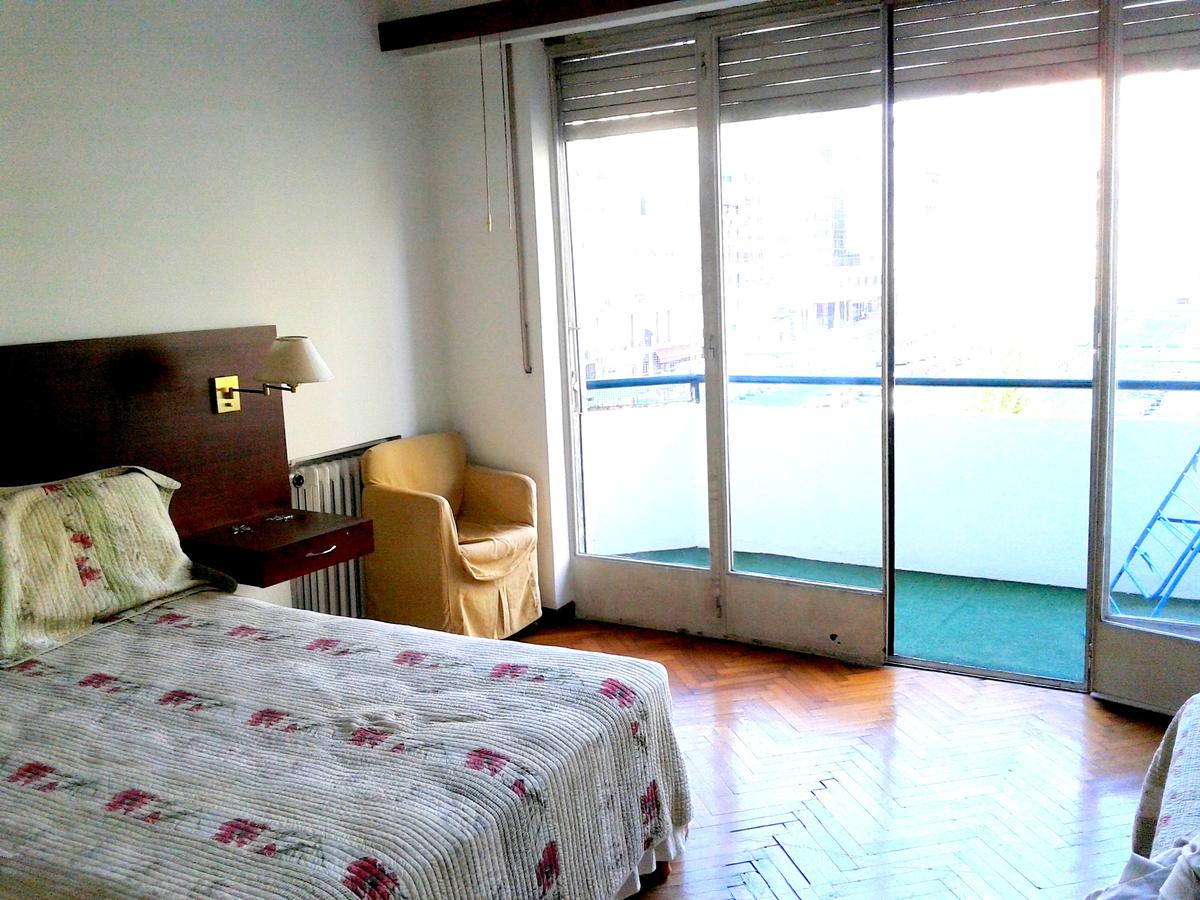 VENTA OFICINA 3 AMBIENTES Y 1/2 CON BALCON AL FRENTE, AP/PROFES EN RETIRO!!