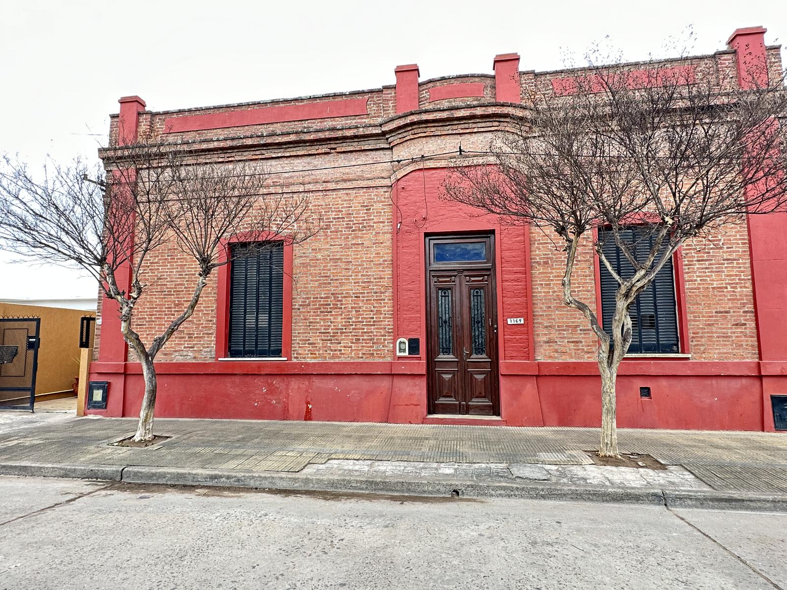 Venta Casa  3 habitaciones con jardín, en el centro Roque Perez