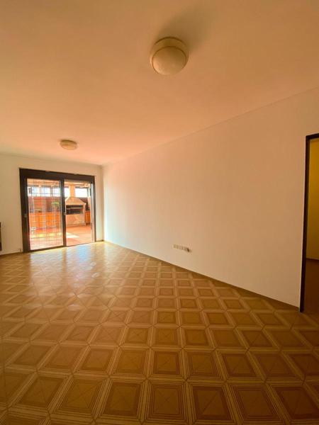 Departamento de 3 ambientes con patio y cochera en Venta en Lanus Oeste