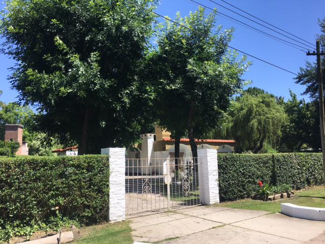 CASA EN VENTA CON EXCEPCIONAL PARQUE Y UBICACION EN CLUB DE CAMPO EL MORO, MARCOS PAZ