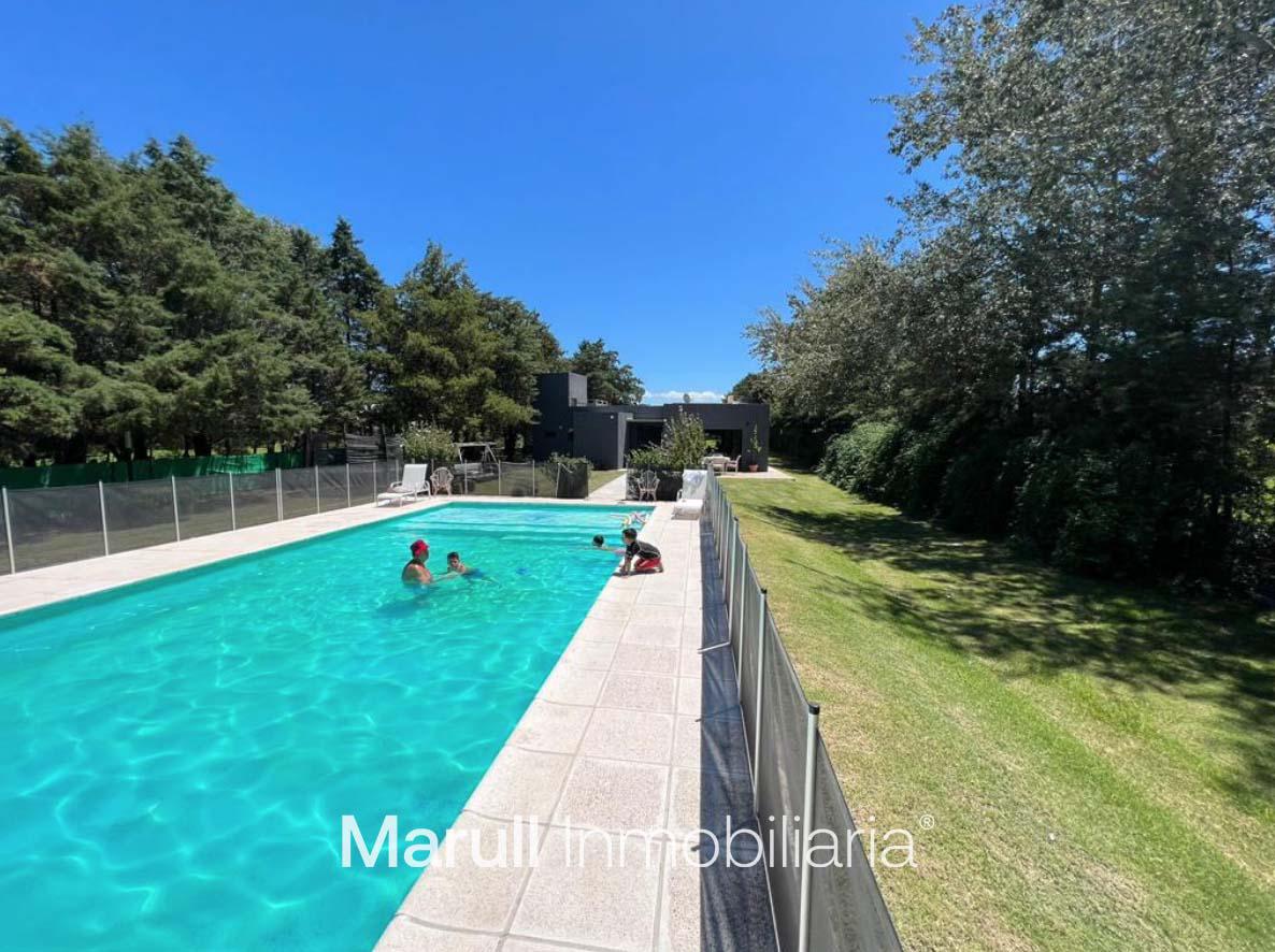 VENTA CASA con piscina cancha y asador 5000 m2 de terreno con escritura Falda del Carmen