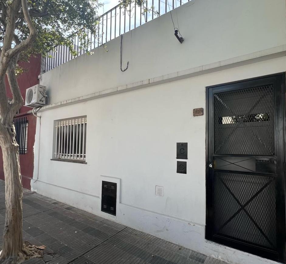 EN VENTA - CASA 2 DOMITORIOS, PATIO Y TERRAZA - BARRIO AZUÉNAGA