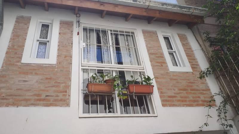 EXCELENTE TRIPLEX 4 AMBIENTES CON DEPENDENCIA - COCHERA - PARRILLA