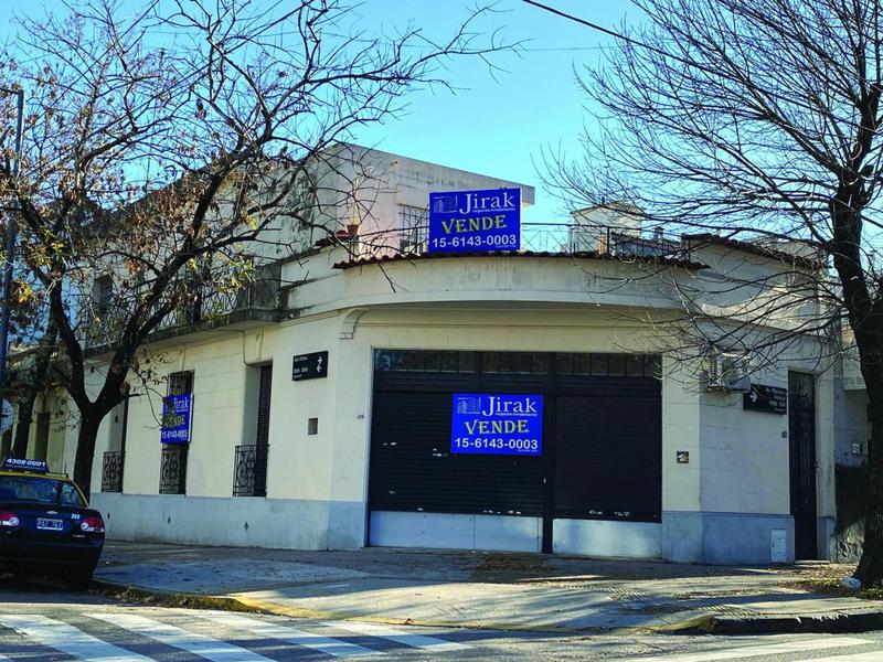 Casa en lote propio, ideal para tres familias y local comercial en la esquina