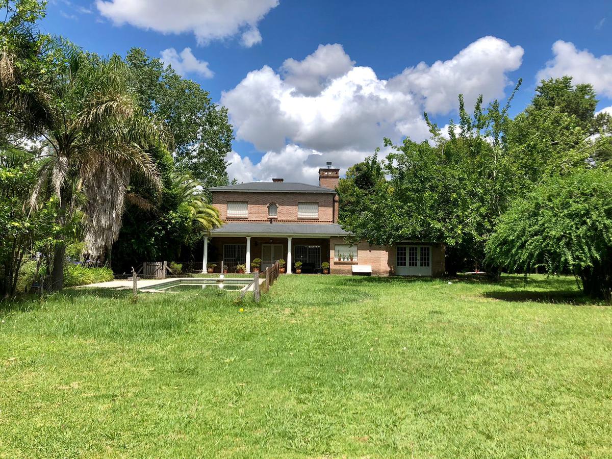 Casa con 2000m2 de lote, Barrio Parque Las Lomadas