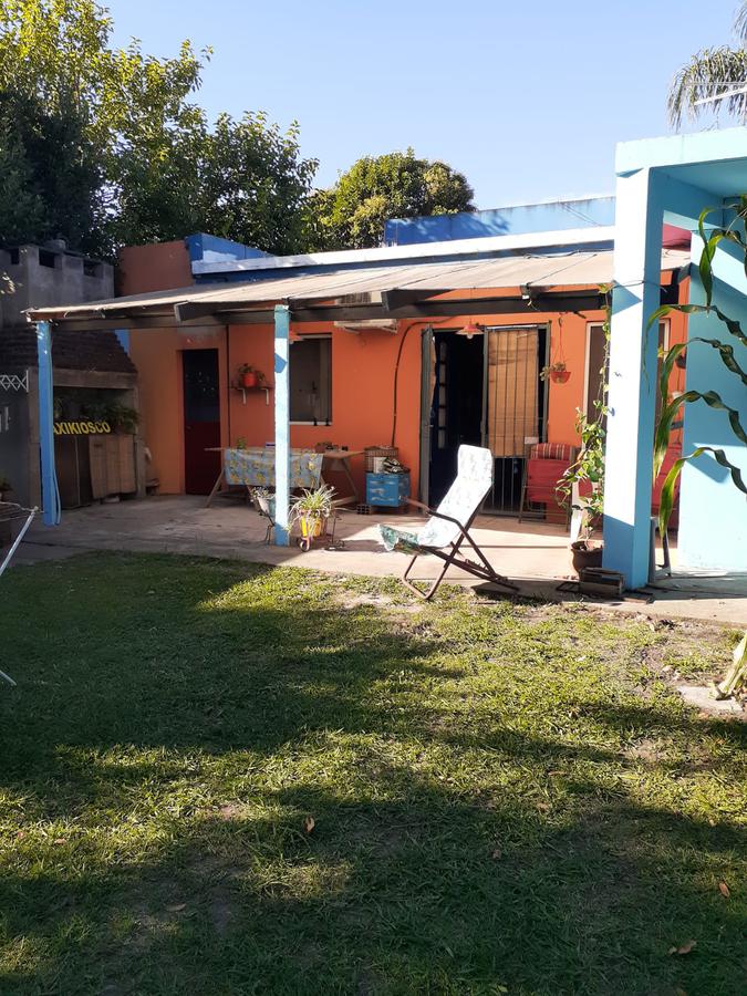 Casa en venta - 3 dormitorios 1 baño - pileta y galeria - 108mts2 - La Plata