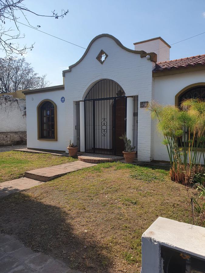 CASA EN VENTA - ARGUELLO - 3 DORMITORIOS - ZONA COLEGIOS