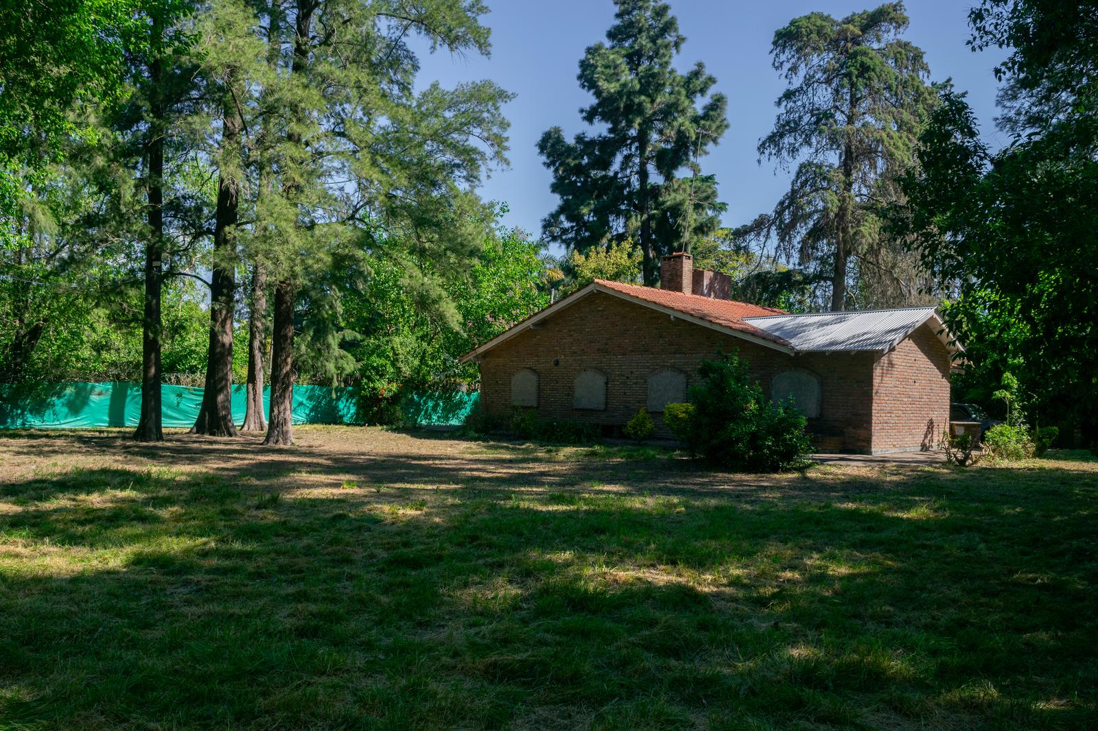 Terreno 1985m2 compuesto por 4 lotes. Con casa a reciclar.