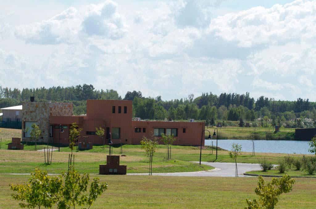 Venta lote a la laguna en El Cazal rodeado de barrios como Puertos y El Naudir