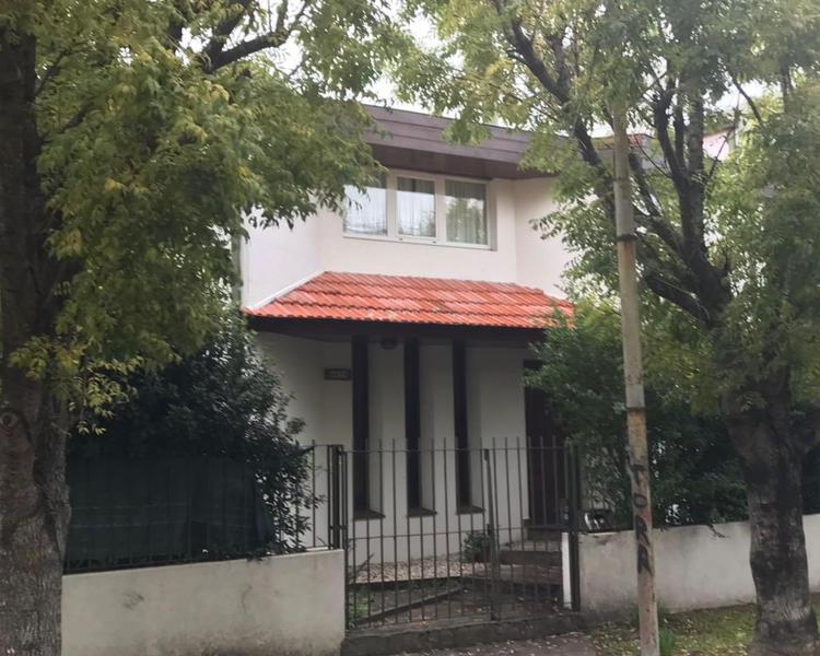 VENTA GRAN CHALET EN ESQUINA  en 2 plantas ... 6 AMB DIVINO ROSTRO SARMIENTO Y ALMAFUERTE .