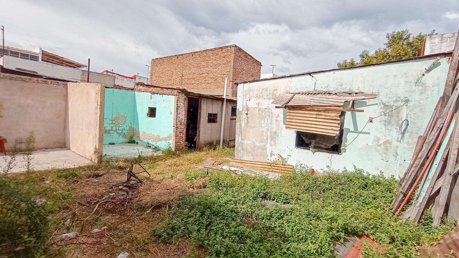 Venta Casa en Lanús Oeste de 3 ambientes con Entrada de auto sobre lote de 10 x 25 mts a Refaccionar