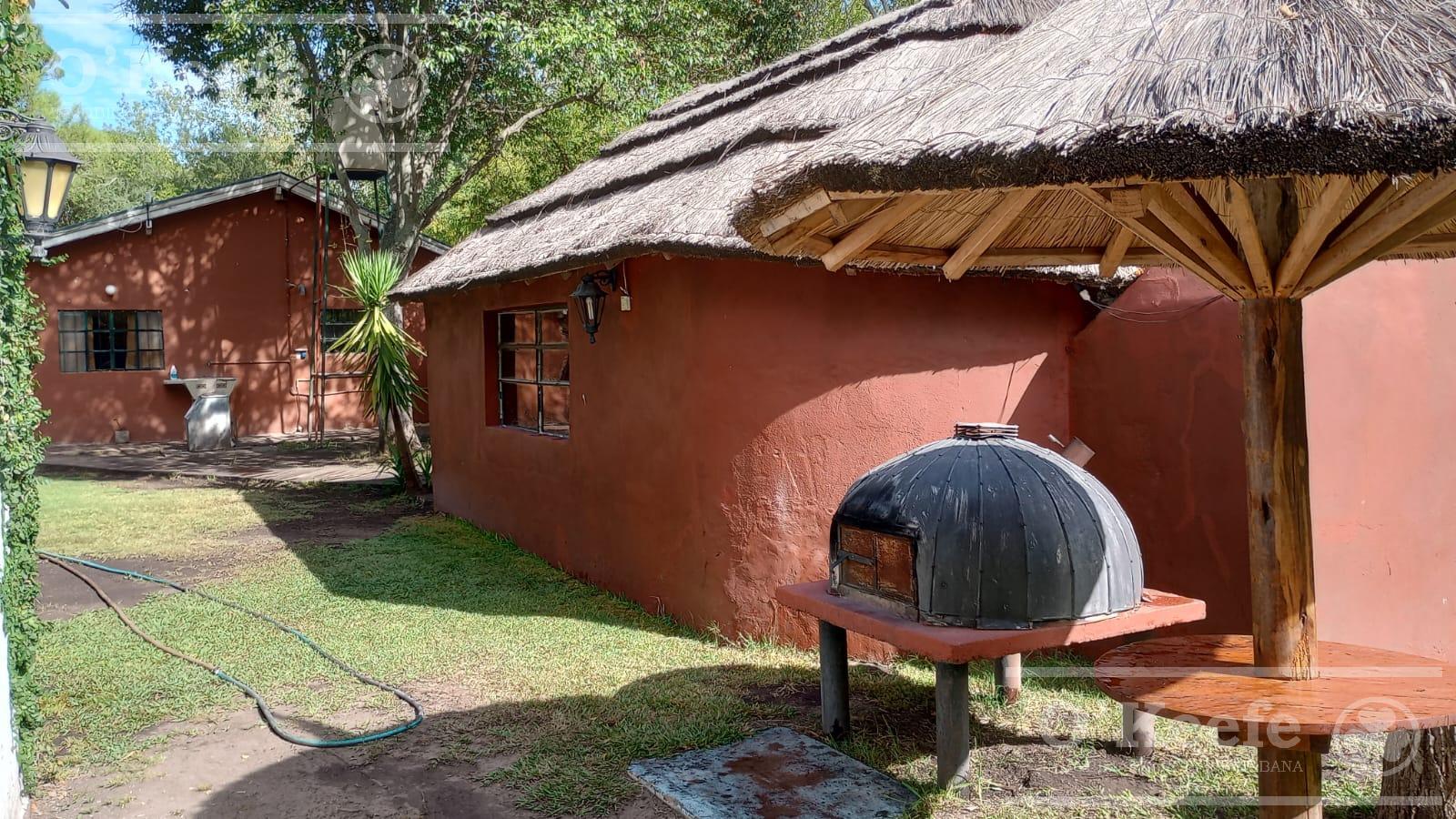 CASA QUINTA SOBRE LOTE DE 1974 M2 CON GRAN PISCINA Y CANCHA DE PADDLE