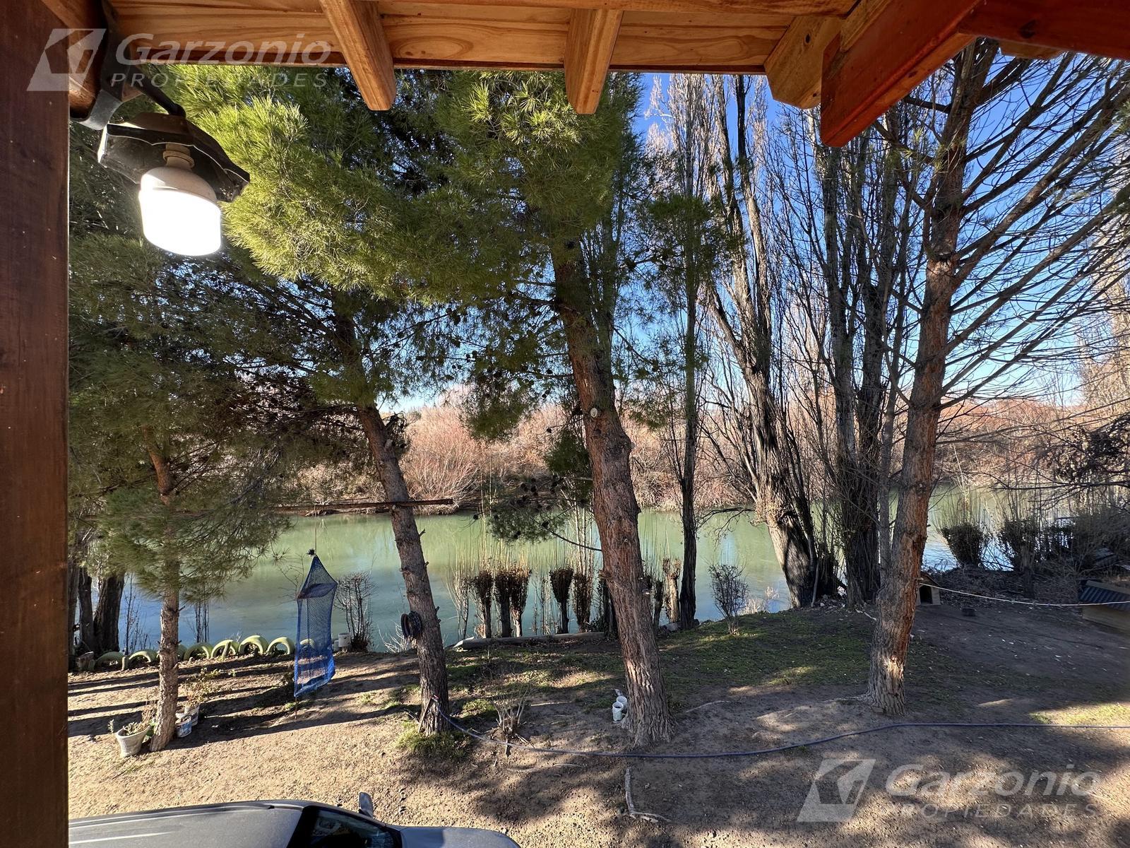 Chacra rodeada por el río chubut con hermosa vivienda