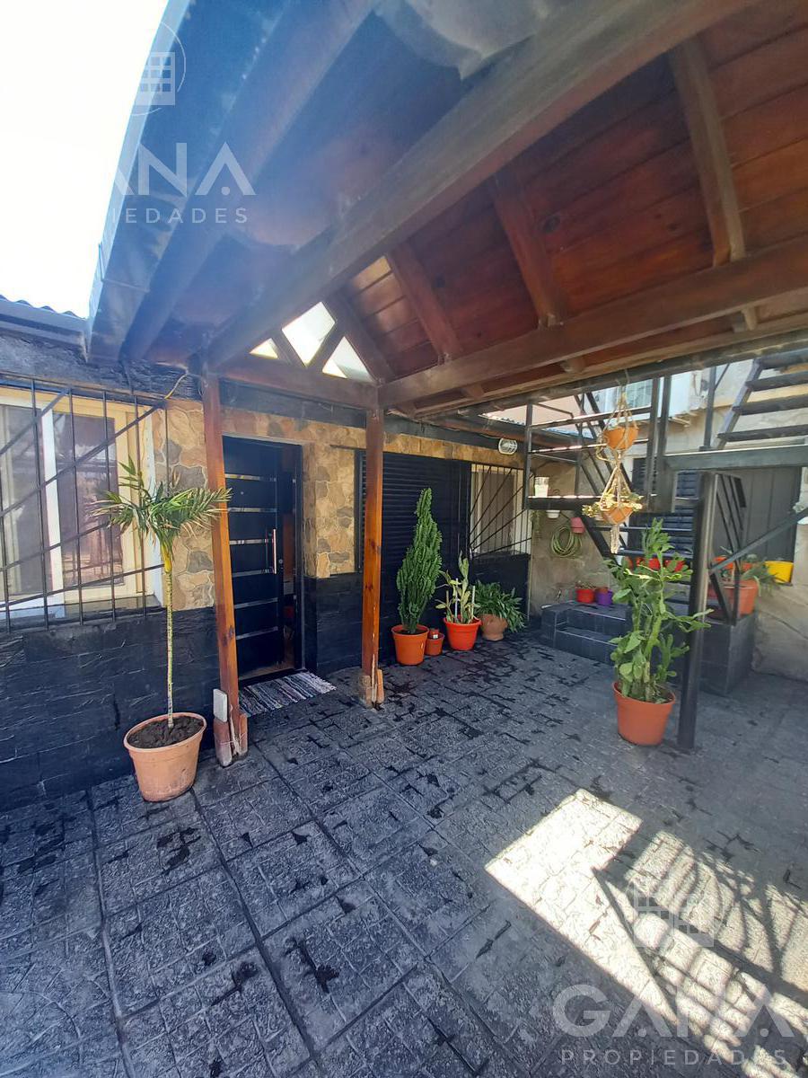 Casa Venta en Barrio Alvear  Rosario en dos Plantas 4 dormitorios, patio, quincho y cochera