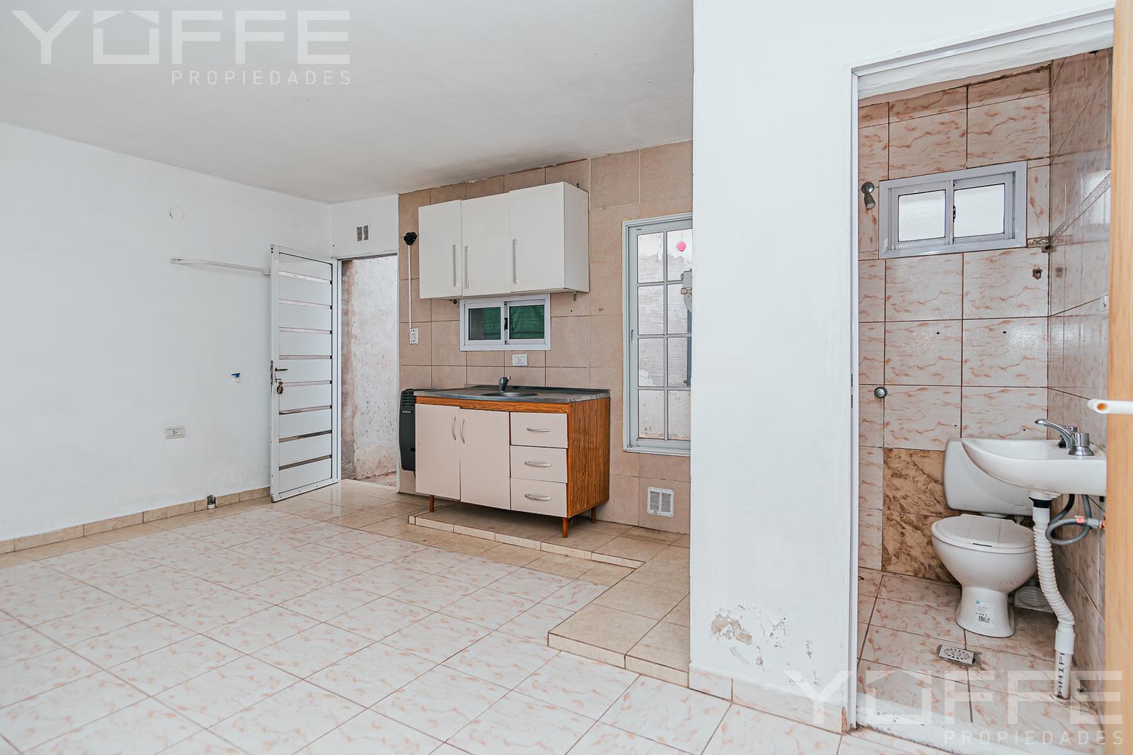 Venta de Casa + 2 monoambientes + local a terminar !!