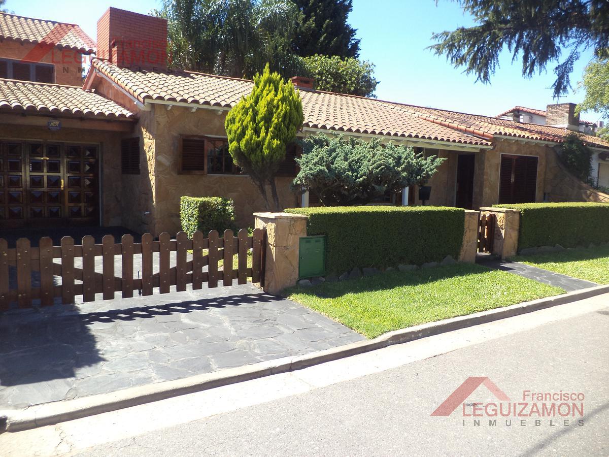 CHALET - JARDIN PARQUIZADO - PARRILLA - SUPERFICIE 483m2 - QUINCHO - PISCINA - LOTE PROPIO 10x31