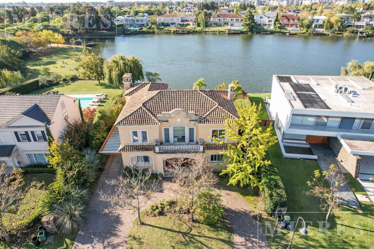 Espectacular casa en Venta  a La Laguna en Los Castores, Nordelta.