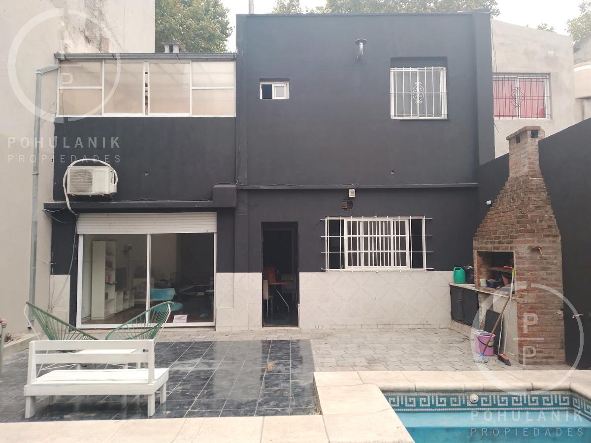 VENTA hermosa casa con patio con piscina y cochera en Liniers.