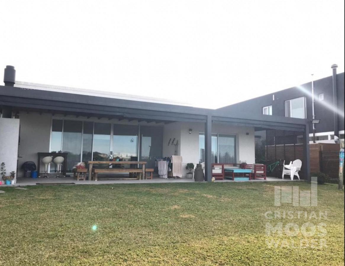 Casa en venta a la laguna El Cantón.